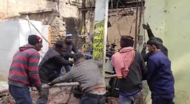 हिलसा: हिलसा थाना के समीप ट्रांसफार्मर खराब होने से कई मोहल्ले में बिजली गुल, मरम्मत कार्य में जुटा विभाग