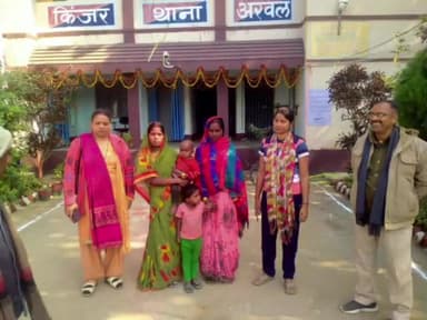 करपी: किंजर पुलिस ने दो बच्चों को महिला हेल्पलाइन के सहयोग से मां को सौंपा