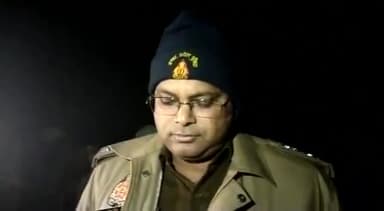 अमृतपुर: मोकुलपुर घटनास्थल पर पहुंचे बीती देर रात सीओ सिटी प्रदीप सिंह ने परिजनों को समझा-बुझाकर शव कब्जे में लिया, दी जानकारी