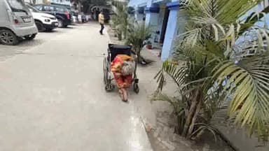 गोपालगंज: थावे गोलंबर के पास सड़क दुर्घटना में बाइक सवार महिला हुई घायल, सदर अस्पताल में कराया गया भर्ती