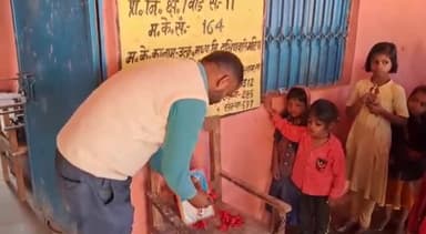 करपी: दक्षिणवारी मठिया मध्य विद्यालय में मनाई गई राष्ट्रपिता महात्मा गांधी की पुण्यतिथि