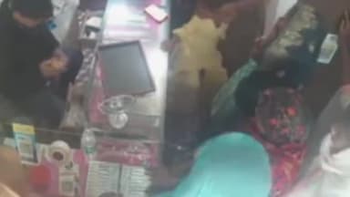 देवसर: तुलसी मार्ग बैड़न में स्थित PC ज्वैलर्स में महिलाओं ने पहुंचकर डेढ़ लाख के सोने चुराए, पूरी घटना CCTV कैमरे में हुई कैद