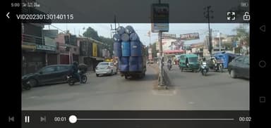 कानपुर नगर थाना चकेरी लाल बंगला से केंट की ओर छोटे हाथी से ओवर लोडिंग ड्रम लादकर हादसे को दावत दुर्घटना होने की