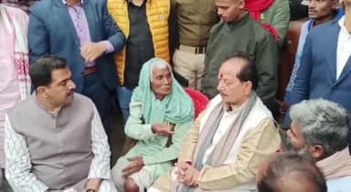 गोपालगंज: युवक की हत्या को लेकर पसरमा गांव पहुंचे बिहार विधानसभा के नेता प्रतिपक्ष विजय कुमार सिन्हा, पीड़ित परिजनों से की मुलाकात