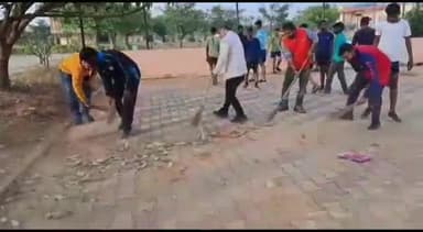 देवघर: महात्मा गांधी की पुण्यतिथि पर जिला खेल प्राधिकरण के तत्वावधान में कुमैठा स्पोर्ट्स कॉम्प्लेक्स में चलाया गया सफाई अभियान