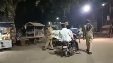 तिजारा: नगर पालिका रोड पर यातायात नियमों का उल्लंघन करने वालों पर पुलिस ने की कार्रवाई, 8 बाइक सवारों के काटे चालान