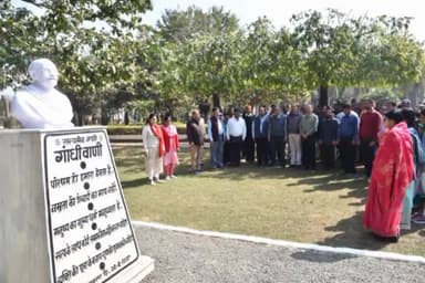 अंबिकापुर: शहादत दिवस के मौके पर कलेक्ट्रेट परिसर में महात्मा गांधी को दी गई श्रद्धांजलि