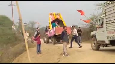 हमीरपुर: टेढा में निकाली गई भव्य शोभायात्रा का पुष्प वर्षा कर किया गया भव्य स्वागत