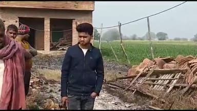 हमीरपुर: अतरैया में प्रधान के नलकूप में रखी धान व ज्वार की पराली में लगी आग, पराली के साथ जले 85 पीवीसी पाइप