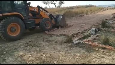 प्रयागराज: प्रयागराज विकास प्राधिकरण ने धूमनगंज के गांजा कटाहुला इलाके में 50 बीघे की अवैध प्लाटिंग को ध्वस्त किया