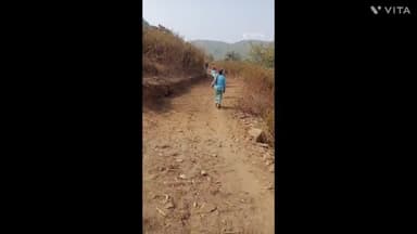 बरकट्ठा: प्रखण्ड मुख्यालय से 7 किलोमीटर दूर जवार पहाड़पुर गांव के ग्रामीणों ने श्रम दान कर आने जाने का रास्ता बना डाला