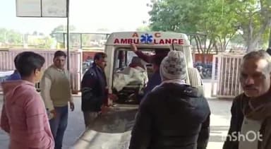 टूंडला: टूंडला सर्विस रोड स्थित फायर ब्रिगेड के सामने रोडवेज बस में पीछे से घुसी कैंटर, चालक और कंडक्टर घायल