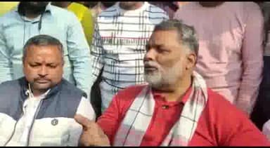 दरभंगा: दरभंगा  कमतौल में पूर्व चौकीदार प्रमोद पासवान की हत्या के बाद परिजनों से मिले पप्पू यादव