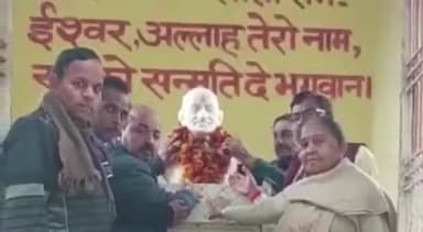 शिकोहाबाद: गाँधी पार्क में कांग्रेस कार्यकर्ताओं ने मनाई राष्ट्रपिता महात्मा गांधी की पुण्यतिथि