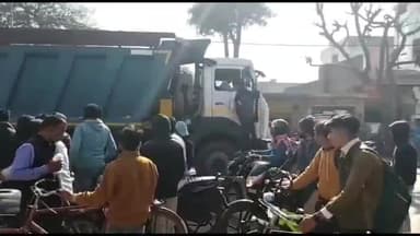 शामली: कांधला के बाईपास मार्ग पर डंपर और बाइक की साइड लगने पर चालकों का हंगामा एक दूसरे पर आरोप-प्रत्यारोप लगाते हंगामा किया