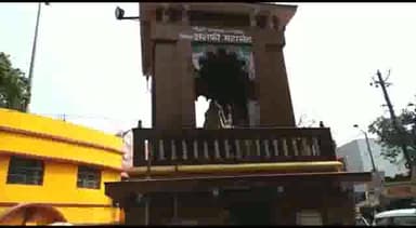 दरभंगा: लहरिया सराय टावर पर महात्मा गांधी की प्रतिमा पर माल्यार्पण के बाद डीएम ने कुष्ठ  मुक्त बिहार बनाने का लिया संकल्प