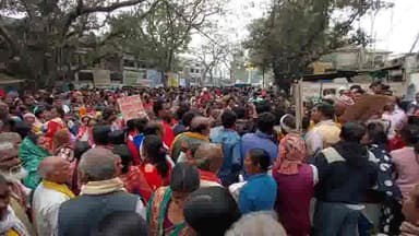 गोपालगंज: समाहरणालय गेट पर सैकड़ों लोगों ने किया प्रदर्शन नॉन बैंकिंग के द्वारा उनके साथ किया गया है फ्रॉड