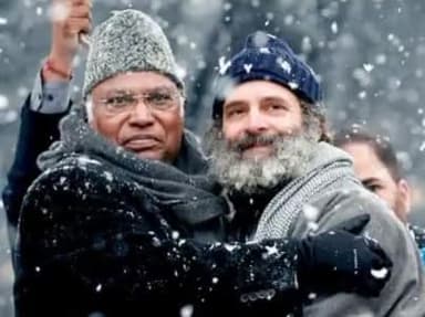 #झारखण्ड के प्रभारी #अविनाश_पाण्डे जी & #राजेश_ठाकुर जी इस #तस्वीर को देखिए #राहुल_गांधी जी #दलितों को गले #लगाना सिखा रहे हैं पर आप लोग #झारखण्ड के #दलितों को एवं #दलित #समस्याओं को #अनदेखा कर रहे हैं #बताएं_ऐसा_क्यों.?