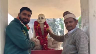 महमूदाबाद: शहीद दिवस पर कांग्रेसियों ने चतुराबेहड में बापू को किया याद, 2 मिनट का मौन  रखकर अर्पित की श्रद्धांजलि