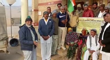 जैसलमेर से तनौट माता मंदिर गुरिल्लों के 26जनवरी को शुरू  पैदल मार्च के समापन पर संगठन अध्यक्ष ब्रह्मानन्द डालाकोटी गुरिल्लों की समस्याओं के समाधान के उपाय सुझाये।