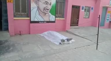 रामनगर थाना क्षेत्र के रामबाग स्थित पोखरे की सीढ़ी पर मिला अज्ञात व्यक्ति का शव, पुलिस ने मोर्चरी में रखवाया