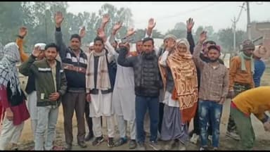 हसनपुर: हेबतपुर बंजारा में मानक अनुसार सीसी रोड पर सामग्री नहीं लगाए जाने का ग्रामीणों ने लगाया आरोप, किया प्रदर्शन