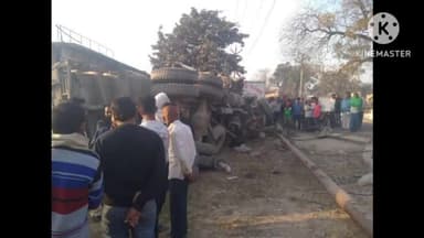 बस्ती: चौबाह बाग के सामने सुल्तानपुर से सीमेंट लादकर गोरखपुर जा रहा एक ट्रेलर पलटा
