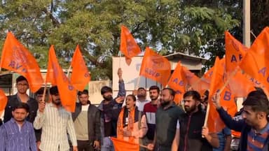 રાજકોટ પૂર્વ: પેપર લીક થવા મામલે ABVP રાજકોટ દ્વારા કિસાનપરા ચોકમાં વિરોધ પ્રદર્શન કરવામાં આવ્યુ