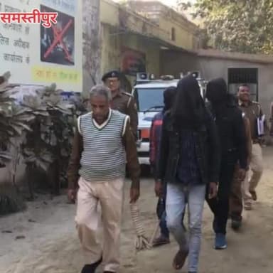 28.01.23  को तीन अभियुक्त की गिरफ्तारी की गई एवं उनके पास से एक देशीपिस्टल,एक बनावटी पिस्तौल,मोटरसाइकल भी बरामद