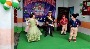 #26 जनवरी पर रॉयल स्कूल एकेडमी में बच्चे डांस करते हुए