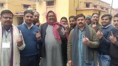 सहसवान: दहगवाँ के ब्लॉक परिसर में बरेली मुरादाबाद खंड स्नातक चुनाव के लिए हल्की बरसात के बीच मतदाता कर रहे हैं अपने मत का प्रयोग