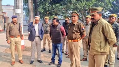 गोंडा: पंडरी कृपाल विकासखंड के मतदान केंद्र का सीओ सिटी ने किया निरीक्षण, सुरक्षा कर्मियों को दिए आवश्यक दिशा निर्देश