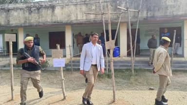 गोंडा: जीआईसी और हलधरमऊ मतदान केंद्र का जिलाधिकारी ने किया निरीक्षण, गोरखपुर-फैजाबाद खंड स्नातक निर्वाचन के लिए मतदान जारी