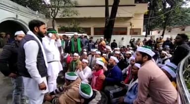 मुज़फ्फरनगर: भारतीय किसान यूनियन तोमर ने किसानों की विभिन्न समस्याओं को लेकर जिलाधिकारी कार्यालय पर किया प्रदर्शन