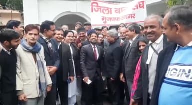 मुज़फ्फरनगर: जिला बार संघ के अधिवक्ताओं के द्वारा विभिन्न मांगों को लेकर डीएम कार्यालय पर किया गया प्रदर्शन