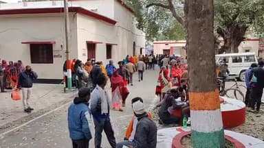 पीलीभीत: सुप्रीम कोर्ट का आदेश आने के बाद कलेक्ट्रेट परिसर में उमड़ी फाइनेंस कंपनियों में पैसा लगाने वाले लोगों की भीड़