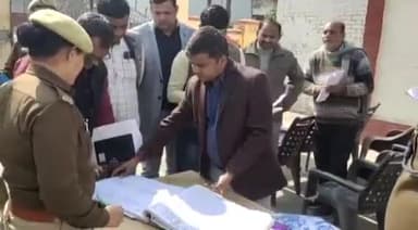 जौनपुर: हुसैनाबाद स्थित लाइन बाजार थाने का जिलाधिकारी मनीष कुमार वर्मा ने किया औचक निरीक्षण