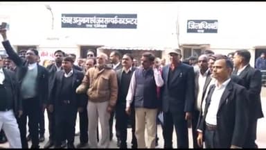 रायबरेली: सेंट्रल बार एसोसिएशन के बैनर तले सैकड़ों वकीलों ने प्रदर्शन कर जिलाधिकारी को 6 सूत्रीय मांगों को लेकर सौंपा ज्ञापन