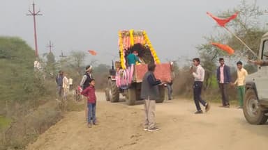 सुमेरपुर के टेढ़ा गांव गोसाई पुरवा स्थान से भागवत कथा के पूर्व निकाली गई कलश यात्रा भक्तों में दिखा खुशी का माहौल