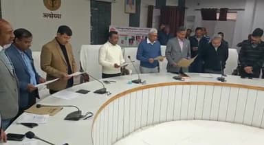 फैज़ाबाद: कलेक्ट्रेट सभागार में अधिकारियों व कर्मचारियों को ज़िलाधिकारी नितीश कुमार ने दिलाई शपथ