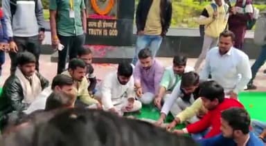 विद्यापीठ में चुनाव अधिकारी को सद्बुद्धि देने के लिए छात्रों ने किया हवन-पूजन