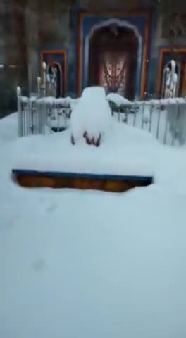 बर्फबारी के दौरान सफ़ेद धवल पुष्प 🌸🌸🌸 से निखरता 🌹❤️ बाबा केदार का धाम ...

जय श्री केदार 🔱