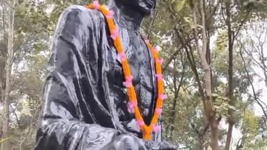 मोतिहारी: महात्मा गांधी की पुण्यतिथि पर गांधी बाल उद्यान मोतिहारी में बापू की प्रतिमा पर पुष्प अर्पित कर DM व SP ने दी श्रद्धांजलि