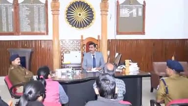 मोतिहारी: समहणालय स्थित DM के कार्यालय कक्ष में डीएम-एसपी ने मद्यनिषेध,अभियोजन,खनन व भूमि विवाद निराकरण से संबंधित की समीक्षा बैठक