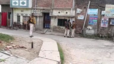 गोपालगंज: बसडिला गांव में युवक की हत्या की घटना के बाद चौथे दिन भी अलर्ट रही पुलिस, सड़क पर आने जाने वाले लोगों से हुई पूछताछ