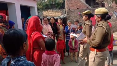 फैज़ाबाद: अयोध्या में जागरूकता अभियान चलाकर एंटी रोमियो टीम ने महिलाओं और बालिकाओं को हेल्पलाइन नंबरों की दी जानकारी