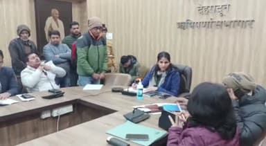 देहरादून: DM ने कलेक्ट्रेट में लगाया जनता दरबार, कुल 79 शिकायतों पर आदेश हुए जारी