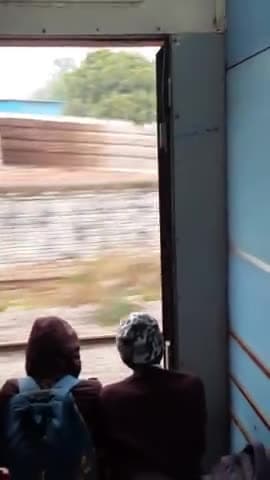 शाहरुख खान शाहरुख का क्रेज एक फेन रेल के अंदर बोगी पर लिखा शाहरुख इस बैक #srkphatan #Peshawarunderattack