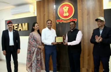 રાજકોટ પૂર્વ: ભારતીય સૈનિકો માટે રૂ.20 હજારથી વધુનું દાન આપનારનું કલેક્ટર કચેરી ખાતે પ્રશસ્તિપત્ર આપી સન્માન કરાયું