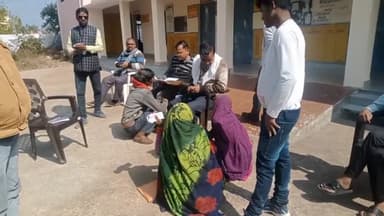 शिवपुरी नगर: सिरसोद में पंचायत भवन में सचिव और पटवारी ने सुनी ग्रामीणों की समस्याएं, 10 आवेदन हुए प्राप्त